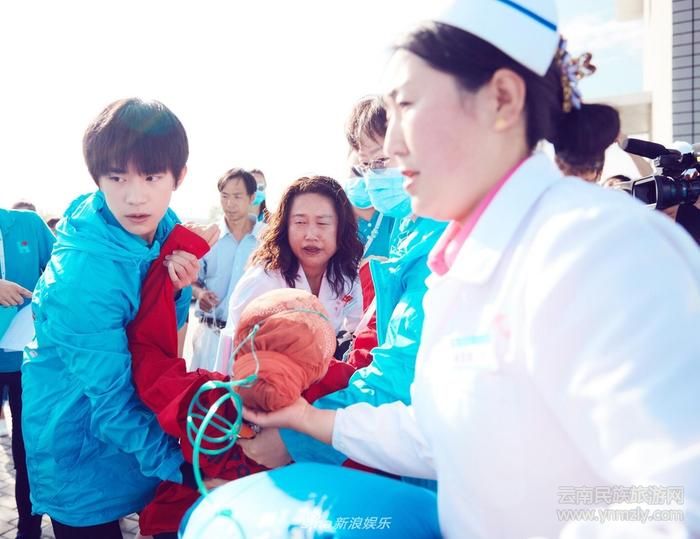 易烊千璽在活動現(xiàn)場