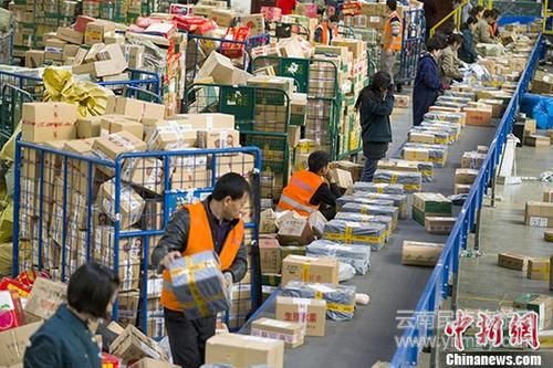 11月13日，山西太原，郵政工作人員分揀快遞。隨著“雙十一”網(wǎng)購狂歡節(jié)落幕，中國物流快遞業(yè)也迎來井噴高峰。據(jù)中國國家郵政局預計，中國將迎超15億件快遞，中國快遞業(yè)迎接年度“大考”。<a target=